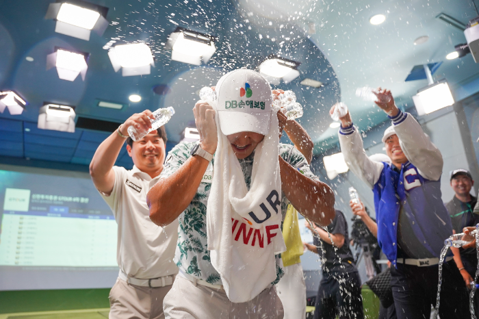 ‘2025 신한투자증권 GTOUR’ 4차 대회 우승자 김홍택이 우승 확정 후 동료 선수들에게 물세례 축하를 받고 있다.