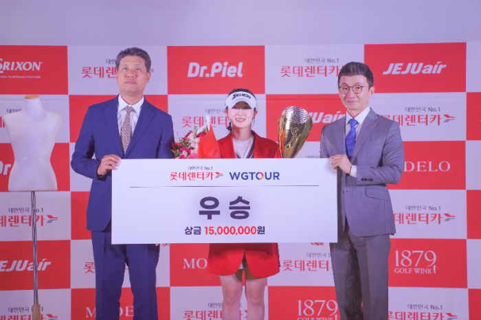 ‘2025 롯데렌터카 WGTOUR’ 4차 대회 시상식에서 (왼쪽부터)골프존 박강수 대표, 우승자 양효리, 롯데렌탈 주식회사 조근행 상무가 기념사진을 촬영하고 있다.