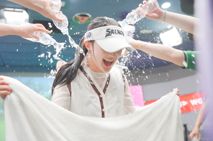 ‘2025 롯데렌터카 WGTOUR’ 4차 대회 우승자 양효리가 우승 확정 후 동료 선수들에게 물세례 축하를 받고 있다.