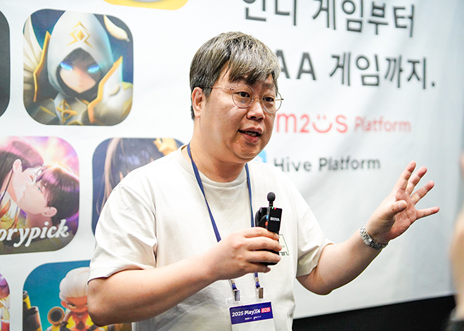 컴투스플랫폼 강범희 수석이 'PlayX4' 현장에서 인터뷰를 진행하며 게임 서비스를 위한 기술 플랫폼 '하이브'(Hive)에 대해 설명하고 있다. 사진 제공 : 컴투스홀딩스