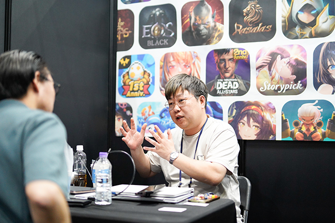 컴투스플랫폼 강범희 수석이 'PlayX4' 현장에서 인터뷰를 진행하며 게임 서비스를 위한 기술 플랫폼 '하이브'(Hive)에 대해 설명하고 있다. 사진 제공 : 컴투스홀딩스