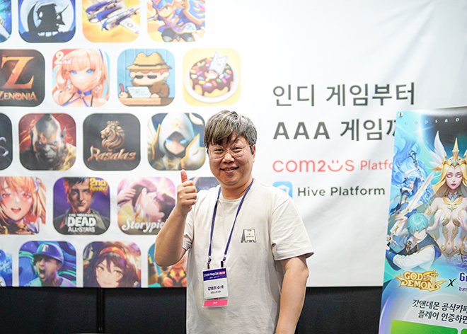"퍼블리셔와의 타협 없이, 독립적으로, 글로벌하게 게임을 운영할 수 있는 시대가 왔고, 하이브는 그 도구가 되려는 것" 컴투스플랫폼 강범희 수석이 'PlayX4' 현장에서 인터뷰를 진행하며 게임 서비스를 위한 기술 플랫폼 '하이브'(Hive)에 대해 설명하고 있다. 사진 제공 : 컴투스홀딩스