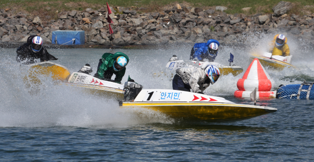 미사경정장에서 선수들이 턴마크를 돌며 경합을 벌이고 있다.