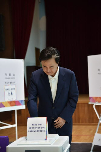 김태흠 충남도지사가 3일 보령시 웅천초등학교에 마련된 웅천읍 제2투표소에서 제21대 대통령선거 투표를 하고 있다. (충남도 제공)