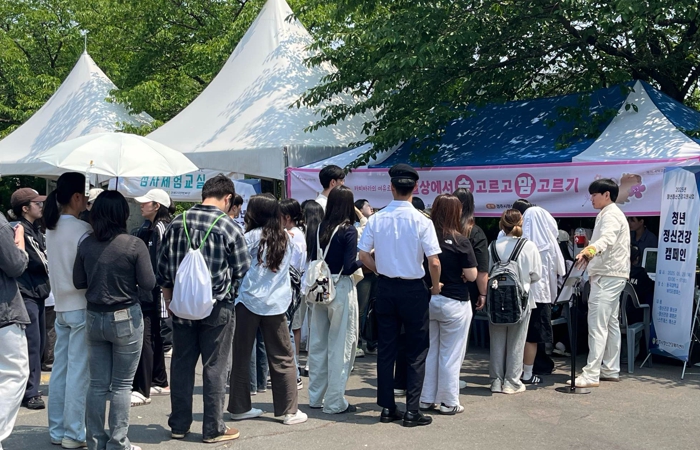 경주시정신건강복지센터는 지난 5월 29일 동국대학교 WISE캠퍼스 학생 400명을 대상으로 정신건강 캠페인 ‘청년고민상담소’ 를 진행했다. (경주시 제공)