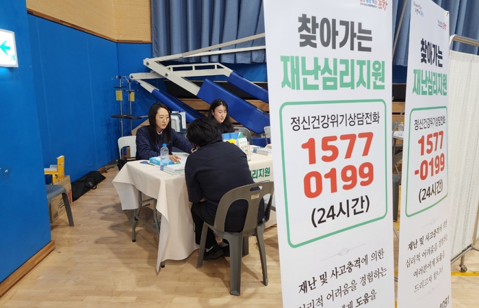 포항시 북구보건소 트라우마센터와 남구보건소 정신건강복지센터가 지난 5월 30일 해군합동분향소에서 심리 지원을 실시하고 있다. (포항시 제공)