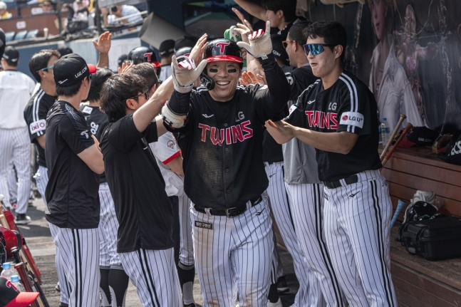 홈런을 치고 동료 축하를 받는 LG 김현수 / 사진=연합뉴스