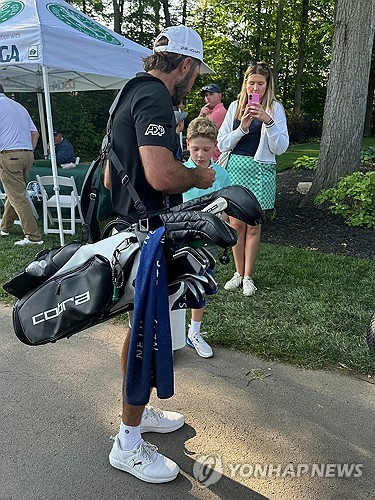 백을 멘 호마가 팬에게 사인해주고 있다. / 사진=연합뉴스