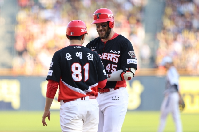 3일 두산 전에서 안타를 치고 나간 KIA 위즈덤(오른쪽) / KIA 타이거즈 제공