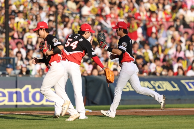 3일 두산 전에서 수비를 마치고 더그아웃으로 향하는 KIA 선수들. / KIA 타이거즈 제공