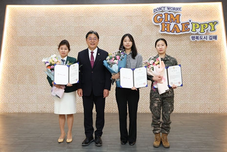 왼쪽부터 국제로타리 3722지구 김해1지역 협의회 라영자 대표, 홍태용 김해시장, 진영고등학교 보건교사, 육군 제7073부대 김민영 대위 (김해시 제공)