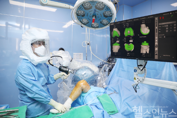 백지훈 힘찬병원 관절클리닉 진료원장(정형외과 전문의)가 로봇 시스템을 활용해 무릎 인공관절 수술을 집도하고 있다. (힘찬병원 제공)
