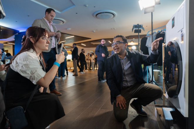 삼성전자가 3일(현지시간) 멕시코 멕시코시티에서 가전 제품 기술 전시회 '중남미 테크 세미나'를 개최한 가운데, 현지 직원이 제품을 소개하는 모습 ⓒ삼성전자