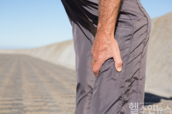 조금만 걸어도 다리에 통증이 생긴다면 말초동맥질환을 의심하고 조기 진단과 치료가 필요하다. (클립아트코리아)