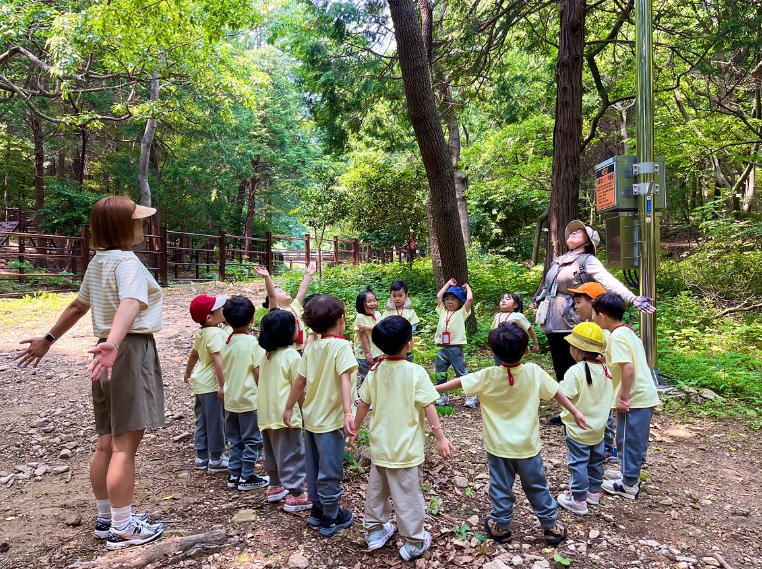 미평 봉화산 산림욕장에서 아토피·천식 안심학교 2곳 원생 90명을 대상으로 알레르기 질환 예방을 위한 현장 숲 체험 프로그램을 실시했다. (여수시 제공)