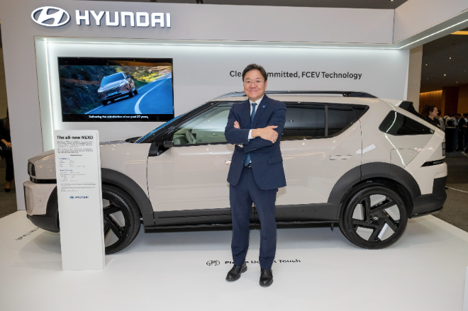 한국인 중 처음으로 세계자동차공학회연합(FISITA) 회장에 선출된 김창환 현대차·기아 전동화에너지솔루션담당 부사장이 3일(현지시간) 스페인 바르셀로나 카탈루냐 콩그레스 센터에서 개막한 'FISITA 월드 모빌리티 콘퍼런스 2025(FISITA WMC)'에 참석, 수소전기차 넥쏘와 함께 사진 촬영을 하고 있다. ⓒ현대차그룹