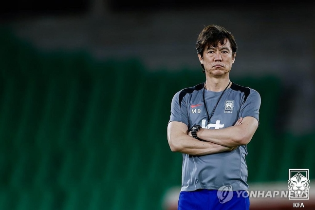 훈련 지켜보는 홍명보 감독 / 사진=연합뉴스