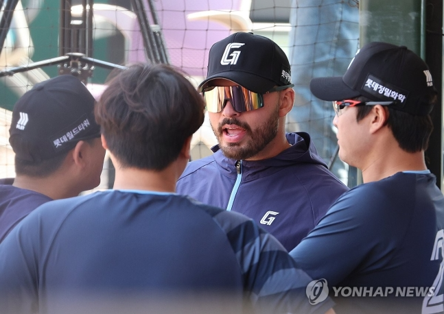 롯데 투수들과 이야기하는 감보아 / 사진=연합뉴스