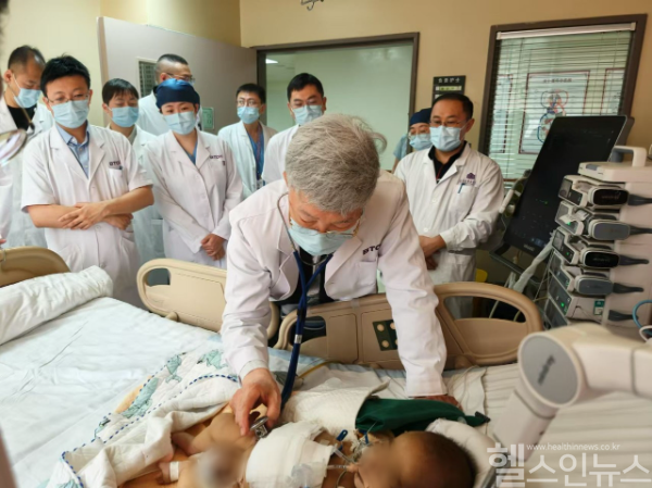 서울아산병원 간이식·간담도외과 이승규 석좌교수가 중국 칭화대 부속 창궁병원에서 생체 간이식 수술을 받은 환아의 상태를 살펴보고 있다. (서울아산병원 제공)