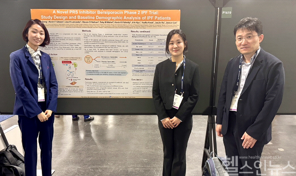 송진우 교수(맨 오른쪽)가 베르시포로신 포스터 발표 현장에서 관계자들과 함께하고 있다. (대웅제약 제공)
