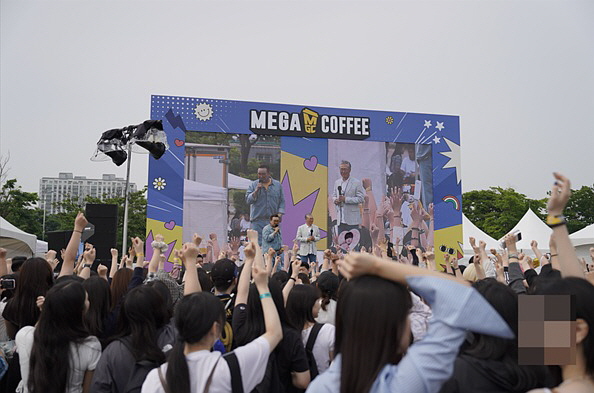 (▲ ‘2025 SBS MEGA 콘서트’ 현장 무대 이벤트)