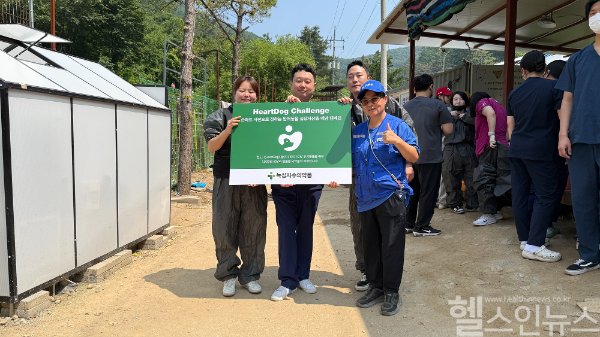 왼쪽부터 심세하 녹십자수의약품 소장, 박의현 로얄메디컬센터 강동 부원장, 강재표 녹십자수의약품 팀장, 김복희 레인보우쉼터 대표가 심장사상충예방캠페인 패널을 들고 기념사진을 찍고 있다. (녹십자수의약품 제공)