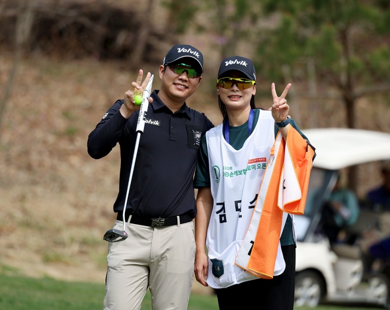김민수와 캐디이자 아내 류아라씨. /KPGA
