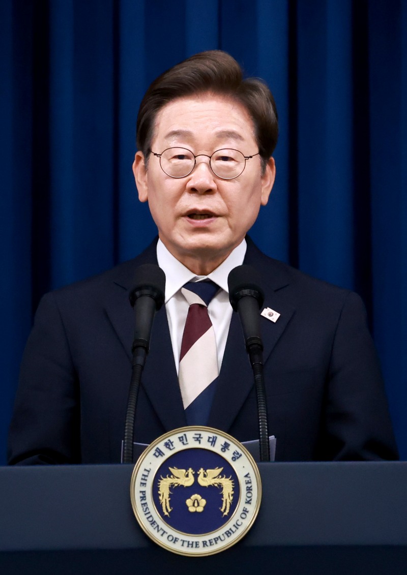 대다수의 외신들은 이재명 후보의 당선을 긴급 타전하면서 이 당선인이 최근 수 십년 간 한국 역사에서 가장 강력한 권한을 지닌 대통령이 됐다고 평가했다. 사진은 첫 인사발표를 하는 이재명 대통령/ 뉴시스