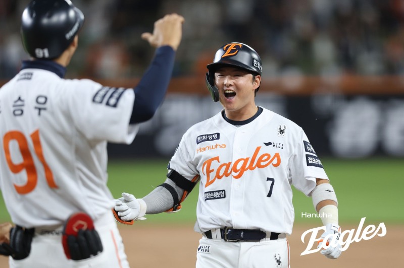 7회 역전타를 날리고 기뻐하는 한화 이도윤(오른쪽) / 사진연합뉴스