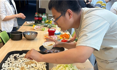 인천시장애인주거전환지원센터가 운영하는 단기자립생활주택에 거주하는 김성탄(24) 씨가 지난달 23일 열린 5월 공유밥상 프로그램에 참여해 떡볶이를 만들고 있다 (인천시 제공)