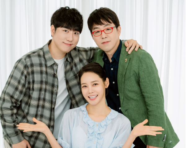 영화 평론가 이동진, 과학 커뮤니케이터 궤도, 기자 출신 방송인 안현모가 라플위클리 시즌4 런칭 기념사진을 촬영하고 있다. ⓒ 한화생명