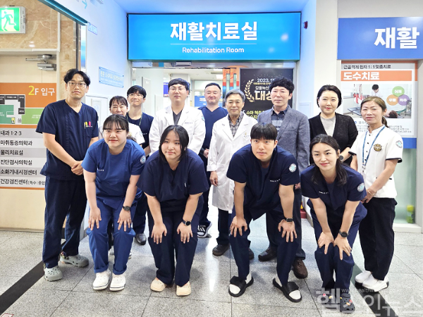 지난 2일, 갑을녹산병원 재활의학과 개설 및 진료 개시를 기념하는 행사에서 임원진과 재활의학과 의료진이 함께 부산 강서구 재활 중점병원으로의 도약을 다짐하며 기념촬영을 하고 있다. (갑을녹산병원 제공)