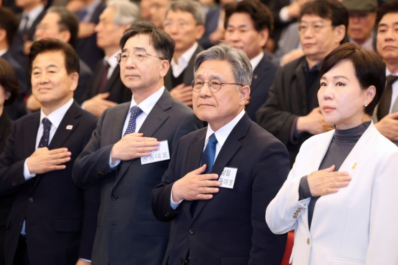 싱크탱크 ‘성장과 통합’ 출범식에서 정동영 더불어민주당 의원, 유종일·허민 상임 공동대표, 전현희 민주당 의원(왼쪽부터)이 국기에 경례하고 있다. 연합뉴스