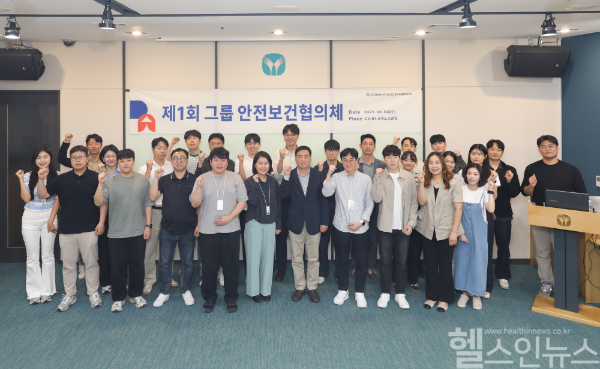 동아쏘시오그룹 안전보건 담당자들이 지난 4일 서울 동대문구 크레도스클럽에서 열린 ‘제1회 동아쏘시오그룹 안전보건협의체’에 참석해 기념촬영을 하고 있다. (동아쏘시오그룹 제공)