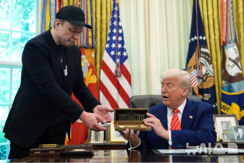 지난달 30일(현지시간) 트럼프 대통령이 정부효율부에서 떠나는 머스크에게 황금열쇠를 선물하고 있다. 사진=AP, 뉴시스