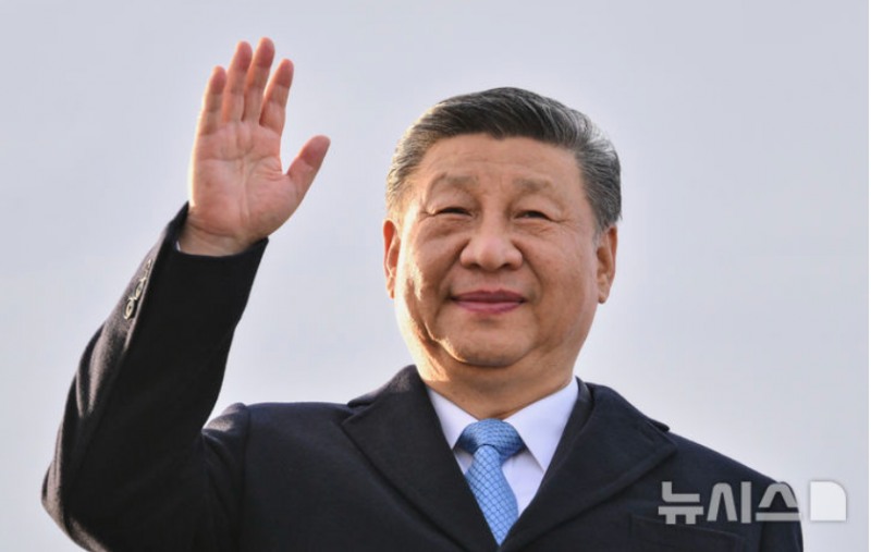 시진핑 중국 국가주석이 지난달 7일(현지 시간) 러시아 모스크바 브누코보 공항에 도착해 인사하고 있다. 사진=AP, 뉴시스