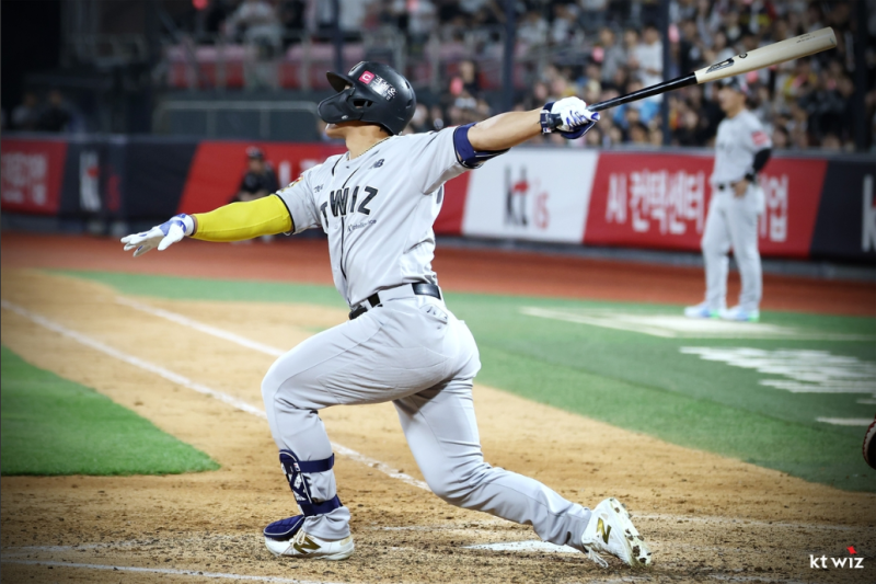 kt 안현민의 만루홈런 타격 / 사진=kt wiz 제공