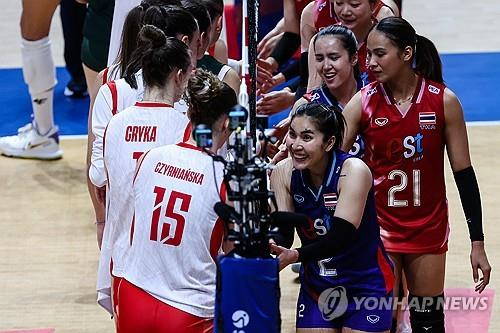 폴란드와 VNL 경기 후 인사하는 태국의 타나차(21번) / 사진=연합뉴스