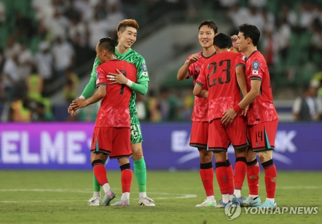 6일(한국시간) 이라크와의 원정 경기 2-0으로 이긴 뒤 기뻐하는 한국 선수들 / 사진=연합뉴스