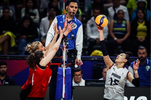 독일전에서 공격하는 이선우(오른쪽) / 국제배구연맹 제공