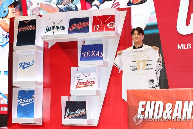 추신수 은퇴 기념 유니폼 사인 세리머니 / 사진=연합뉴스