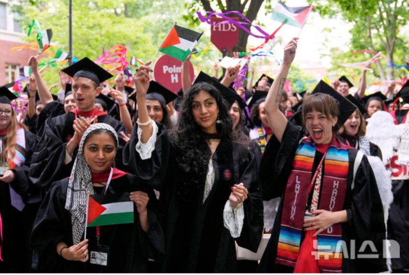 미국 매사추세츠 연방법원은 6일(현지시간) 트럼프 대통령이 하버드에 유학 연수하기 위해 입국하는 유학생들의 입국을 차단하는 행정명령의 효력을 중단시켰다. 사진=팔레스타인 국기를 흔드는 하버드 졸업생등. 사진=AP 뉴시스