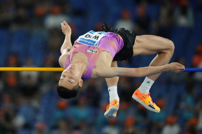 바를 넘는 우상혁. 사진(로마 AP=연합뉴스)