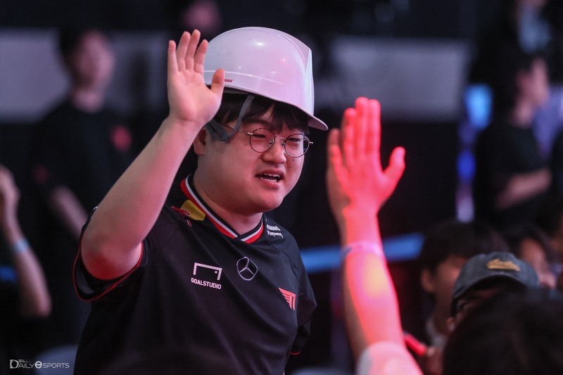 승리 후 다시 한 번 안전모를 꺼내 쓴 '오펠' 강준호.