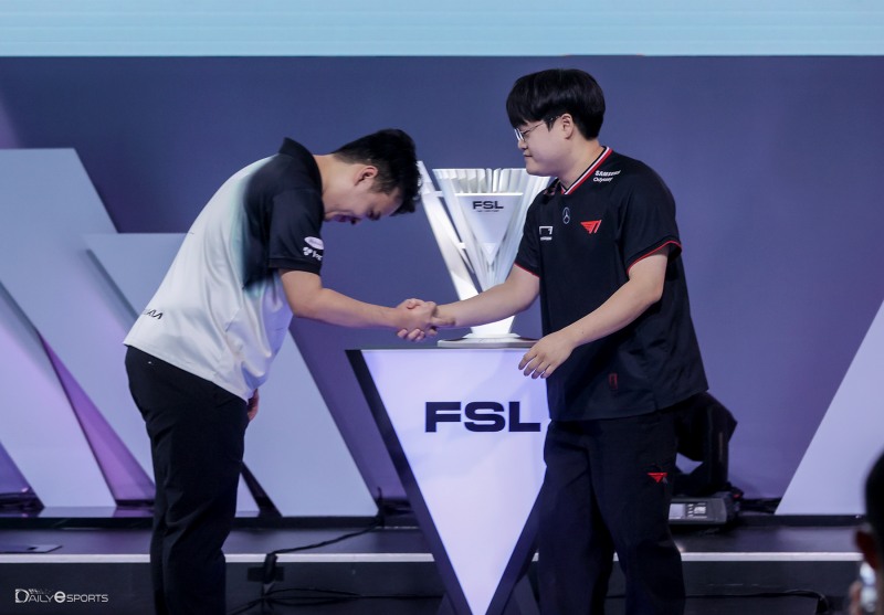 경기에앞서 선의의 경쟁을 다짐한 두 선수.