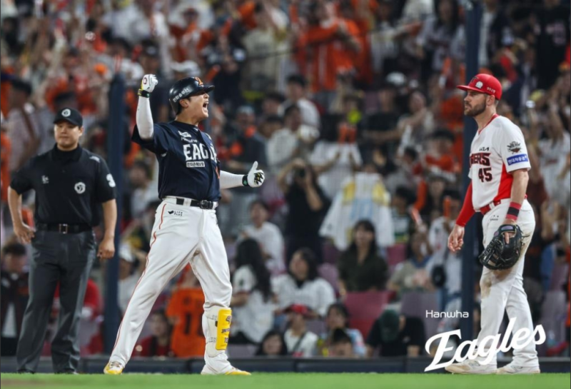 환호하는 한화 이진영(왼쪽) / 사진=연합뉴스