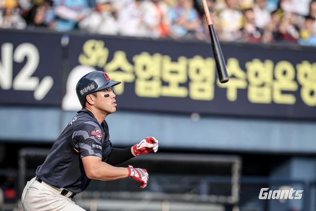 홈런 치는 롯데 자이언츠 전준우 / 사진=롯데 자이언츠 제공