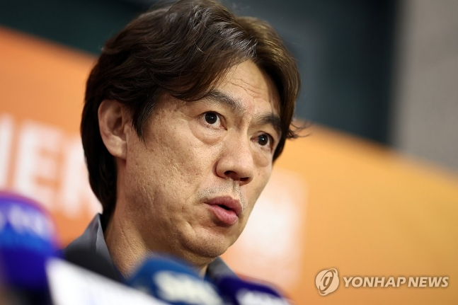 인터뷰하는 홍명보 감독 / 사진=연합뉴스