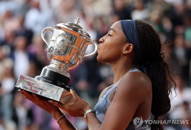 우승컵에 키스하는 고프 / 사진=연합뉴스