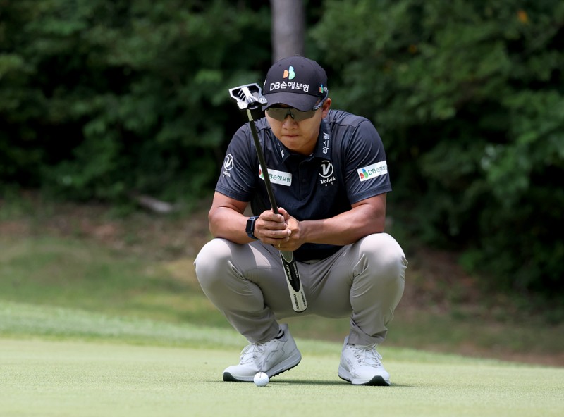 김홍택이 그린 경사를 파악하고 있다. /KPGA